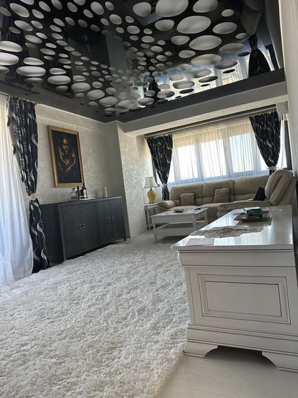 Apartament cu 3 camere decomandat în Palazu Mare