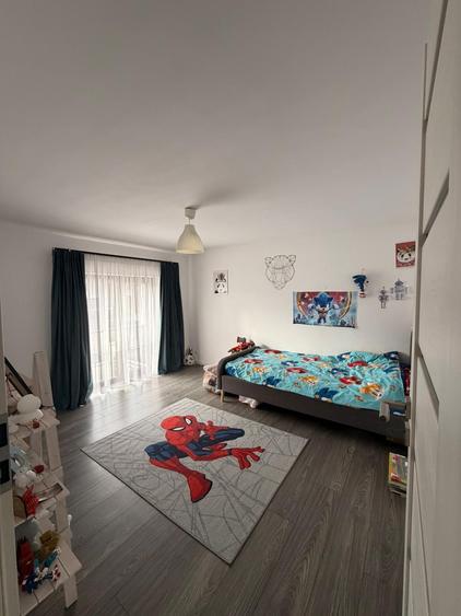 Duplex cu 3 camere cu Canalizare în Est