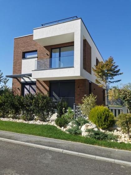 Casă individuală cu 4 camere cu Teren 500 Mp în Central