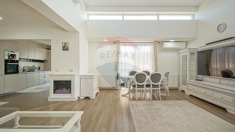 Penthouse cu 3 camere decomandat, mobilat în Sud