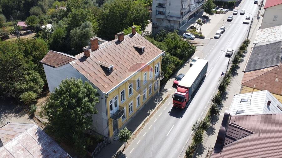 Casă individuală cu 18 camere cu Teren 666 Mp în Central