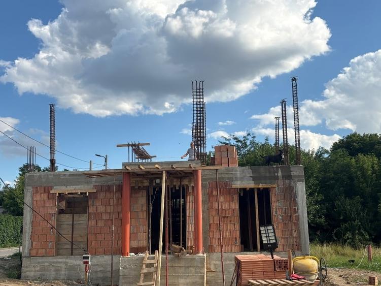 Casă individuală cu 5 camere cu Canalizare în Tei