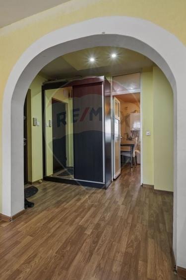 Apartament cu 4 camere decomandat, mobilat în Sebastian