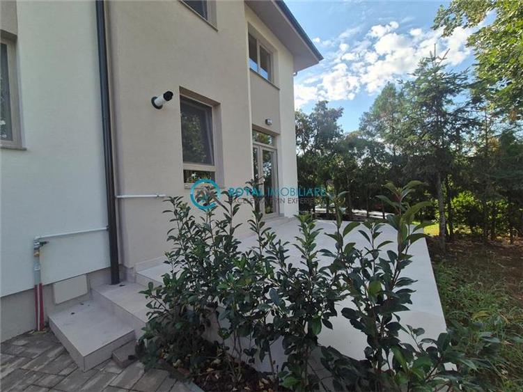 Duplex cu 5 camere cu Piscina în Păulești