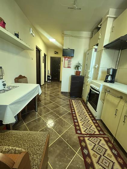Apartament cu 3 camere semidecomandat în Astra