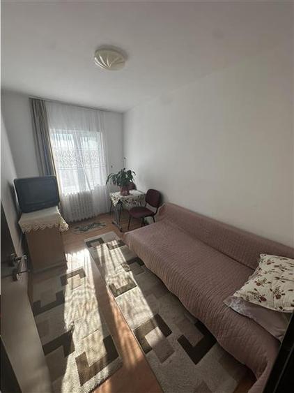 Apartament cu 3 camere semidecomandat în Circumvalațiunii