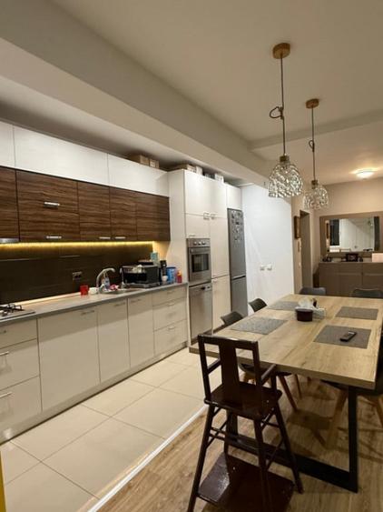 Apartament de vanzare semidecomandat ,3 camere 80 mp , zona - 1
