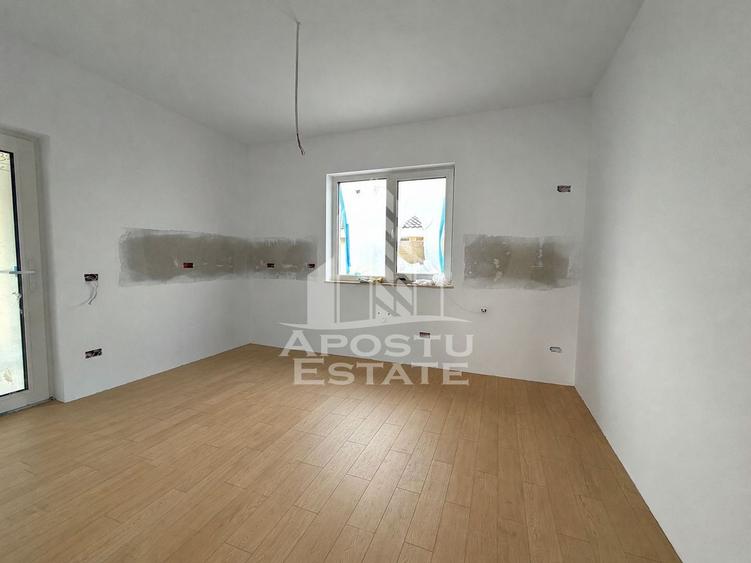 Casă individuală cu 4 camere cu Canalizare în Utvin