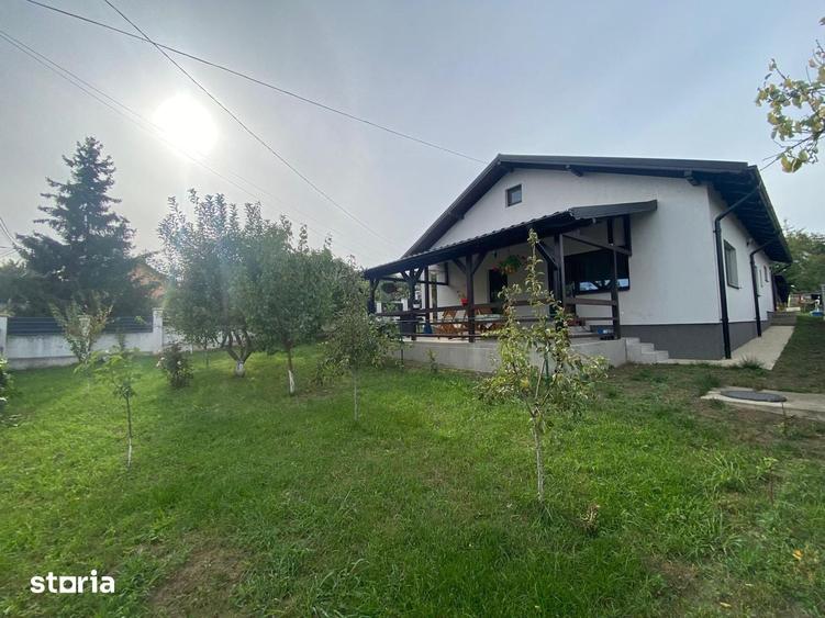 Casă cu 5 camere cu Teren 1300 Mp în Curtești