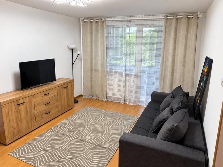Apartament cu 4 camere semidecomandat, mobilat în Dristor
