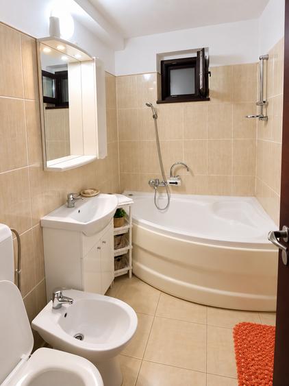 Apartament cu 3 camere semidecomandat în Dristor