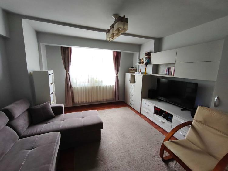Apartament cu 3 camere semidecomandat în Micro 16