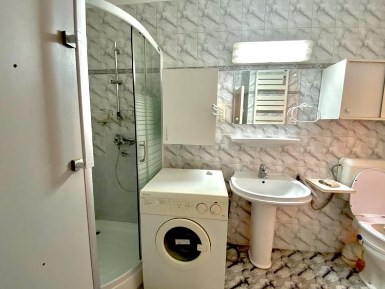 Apartament cu 3 camere semidecomandat, mobilat în Universitate