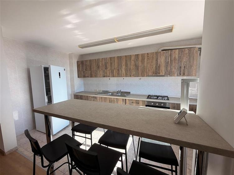 Apartament cu 3 camere semidecomandat, mobilat în Colentina