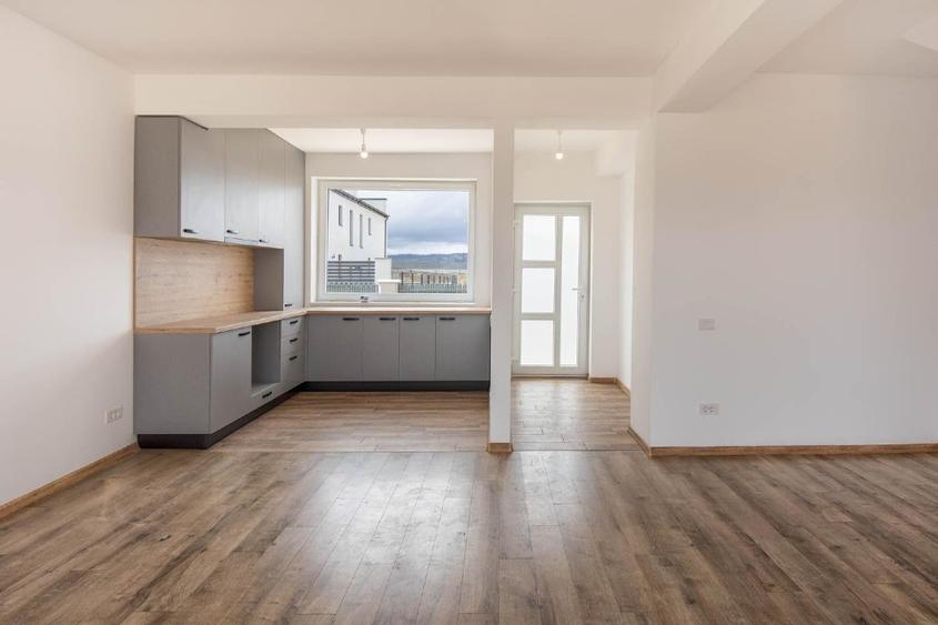 Duplex cu 4 camere cu Canalizare în Sud