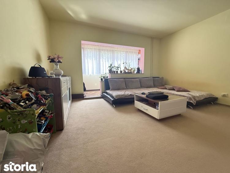 Apartament cu 3 camere semidecomandat, mobilat în Girocului