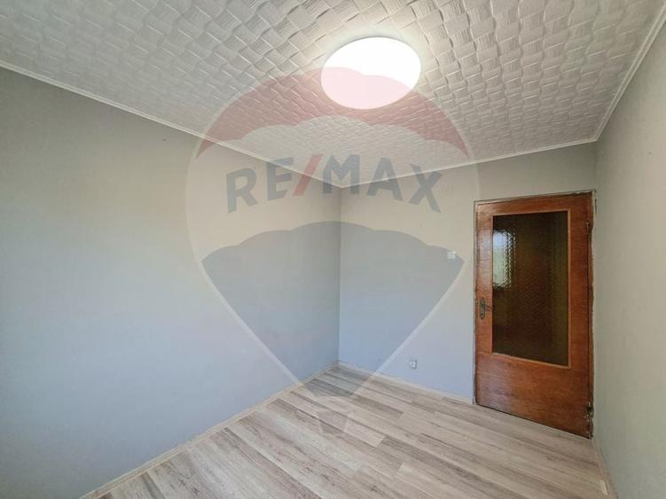 Apartament cu 3 camere semidecomandat în Romanilor