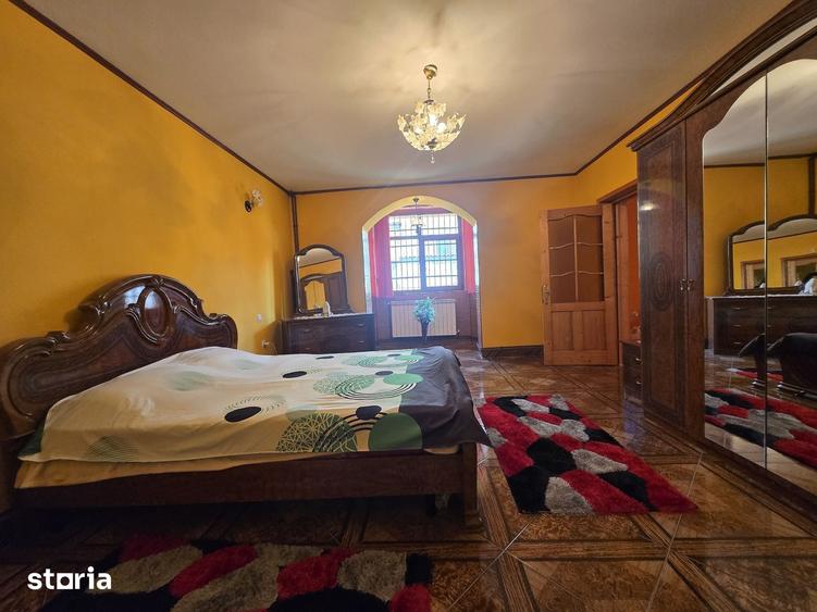 Casă cu 6 camere cu Teren 875 Mp în Central