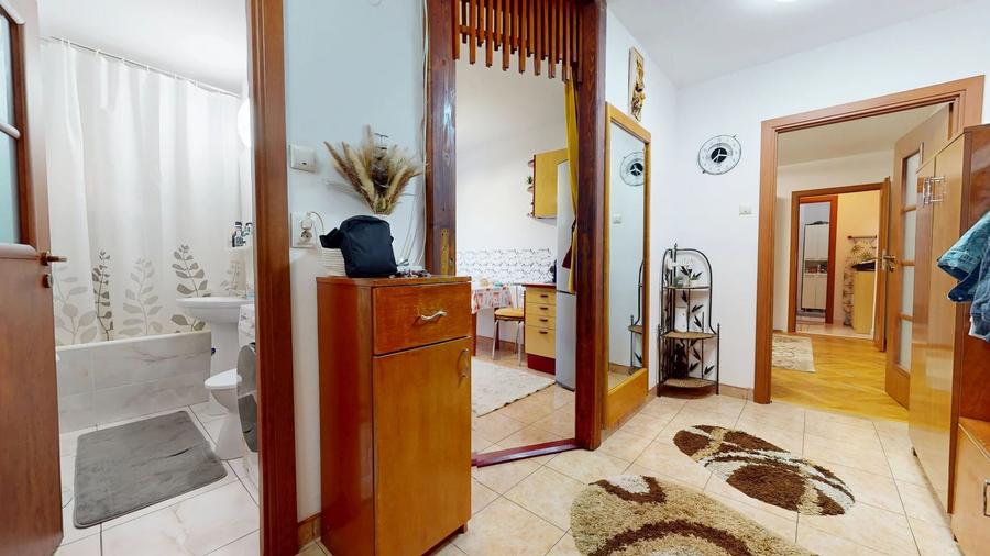 Apartament cu 3 camere semidecomandat în Gemenii