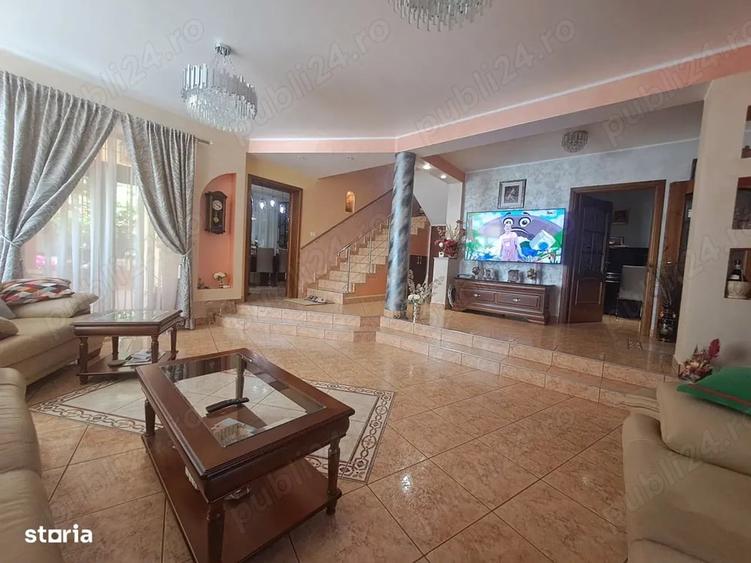 Casă cu 7 camere cu Teren 766 Mp în Central