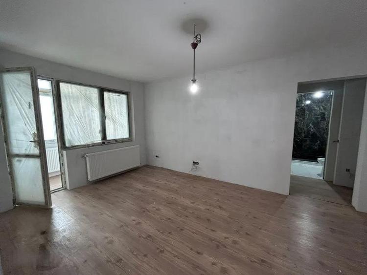 Apartament cu 3 camere semidecomandat în Independenței