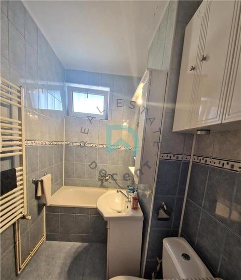 Apartament cu 3 camere semidecomandat în Tractorul