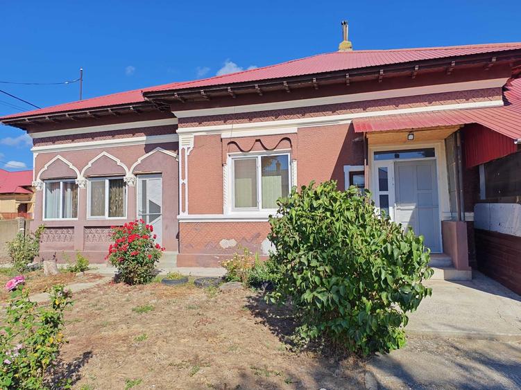 Casă cu 4 camere în Calomfirești