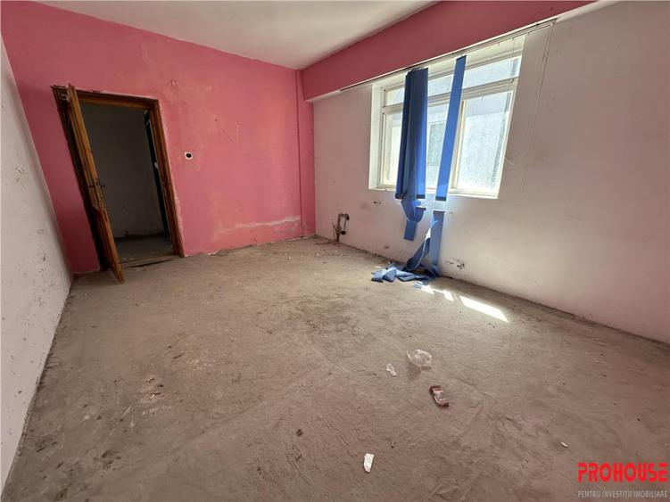 Apartament cu 5 camere decomandat în Sud