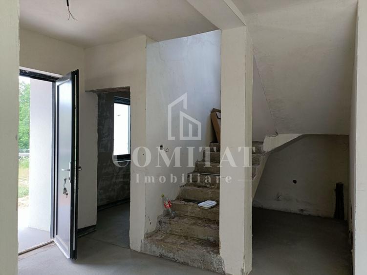 Casă individuală cu 4 camere cu Canalizare în Luna de Sus