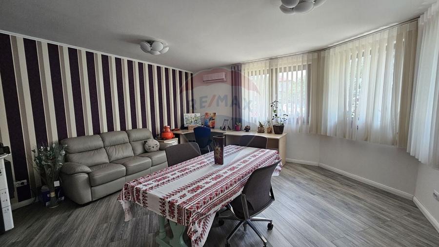 Casă individuală cu 7 camere cu Teren 1000 Mp în Central