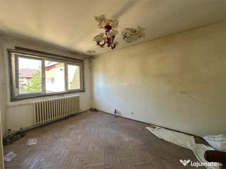 Apartament cu 3 camere semidecomandat în Central