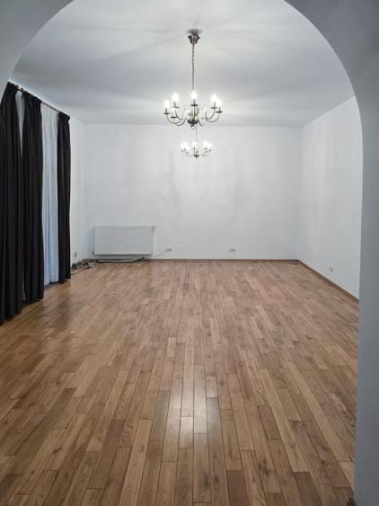 Casă cu 7 camere cu Teren 500 Mp în Unirii