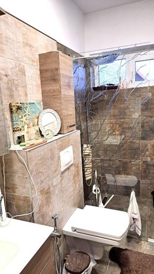 Casă individuală cu 5 camere cu Canalizare în Central