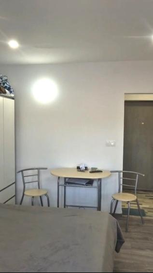Garsonieră decomandată în Est