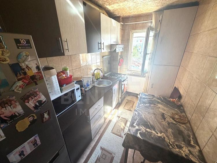 Apartament cu 3 camere semidecomandat în Craiovița Nouă