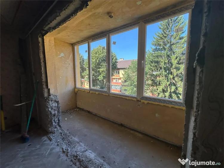 Apartament cu 3 camere semidecomandat în Central