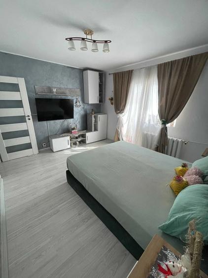 Apartament cu 3 camere decomandat în Uverturii