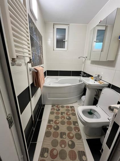 Apartament cu 3 camere semidecomandat în Dristor