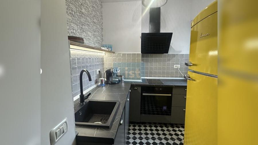 Apartament cu 4 camere decomandat în Victoriei
