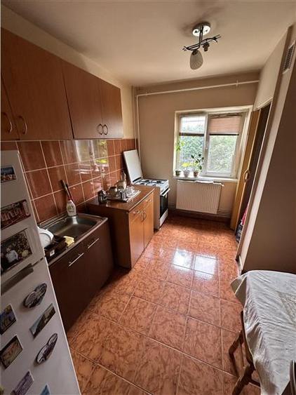 Apartament cu 3 camere decomandat, mobilat în Aradului