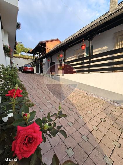 Casă cu 9 camere decomandat cu Teren 750 Mp în Rona de Jos