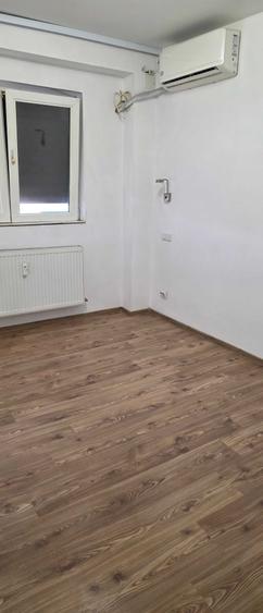 Apartament cu 4 camere decomandat în Runcu