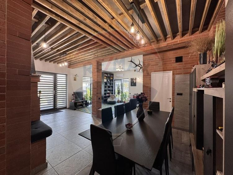 Duplex cu 12 camere cu Teren 1101 Mp în Rădaia