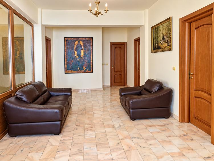 Casă individuală cu 18 camere cu Canalizare în Timpuri Noi