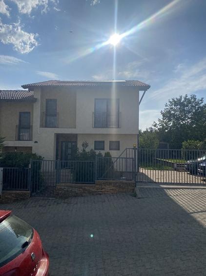 Casă cu 4 camere în Dâmbul Rotund