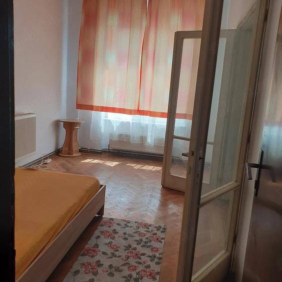 Apartament cu 2 camere decomandat în Tractorul