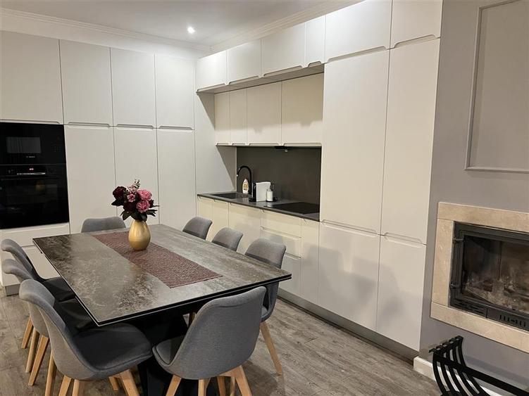 Apartament cu 4 camere decomandat, mobilat în Poiana Brașov