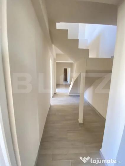Apartament cu 7 camere decomandat în Central