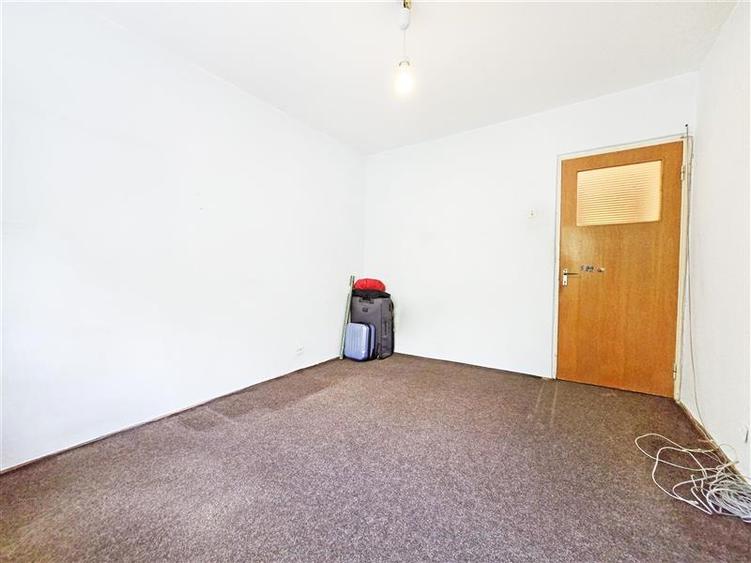 Apartament cu 4 camere decomandat în Drumul Taberei