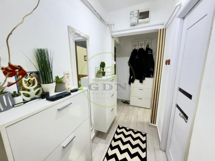 Apartament cu 4 camere semidecomandat în Craiovița Nouă